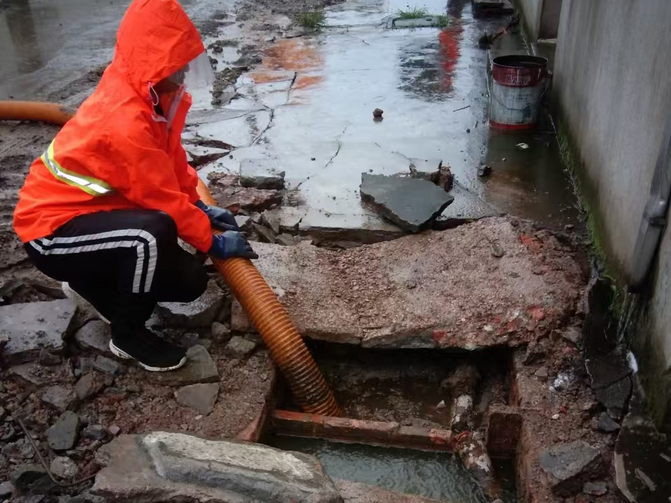 樟木头镇专业清理污水池 炜誉市政以规范流程守护城市 “肠道”