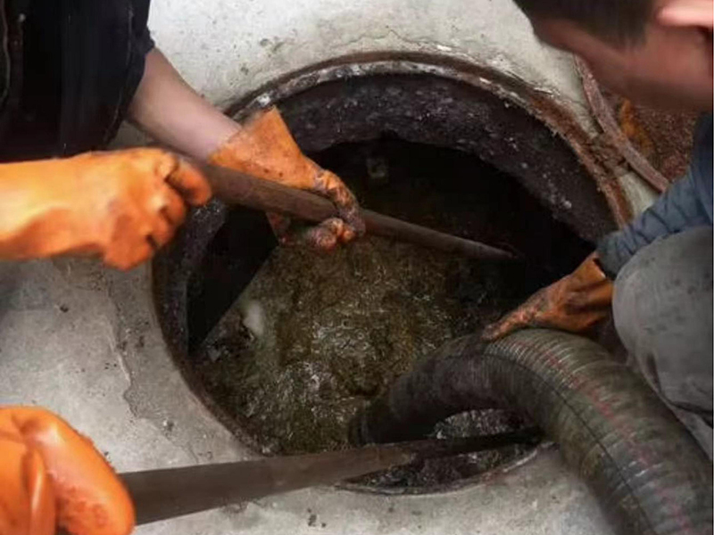 樟木头镇清理化粪池时如何避免沼气的危害?